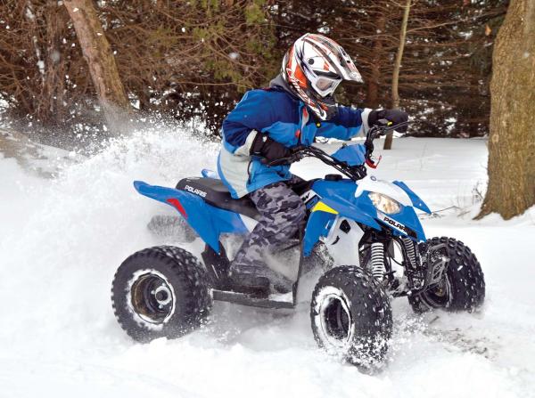 2017.polaris.outlaw110.front-right.blue_.riding.in-snow.jpg