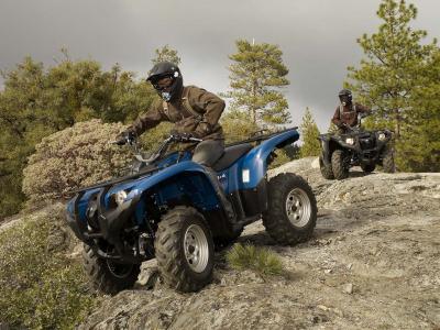 2010.yamaha.grizzly550fi4x4eps.blue_.front-left.riding.over-rocks.jpg