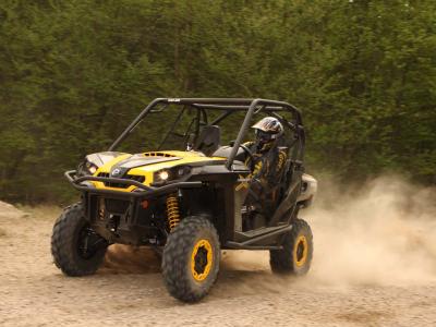 2011.can-am.commander.black_.front-left.riding.on-dirt.jpg