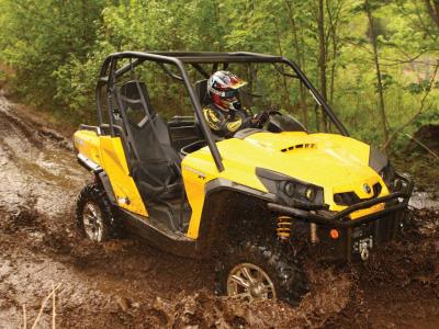 2011.can-am.commander1000xt.front-right.yellow.riding.through-mud.jpg