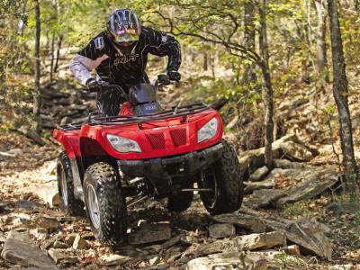 2012.arctic-cat.425.red_.front_.riding.on-trail.jpg