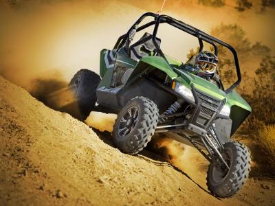 2012.arctic-cat.wildcat1000i-ho.green_.front_.riding.on-sand_0.jpg