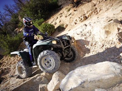 2012.yahama.grizzly700fi.green_.front-right.riding.over-rocks.jpg