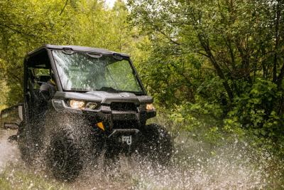 /files/styles/large/public/2016.can-am.defender.silver.front-right.riding.through-water_0.jpg?itok=IsW0KOXh
