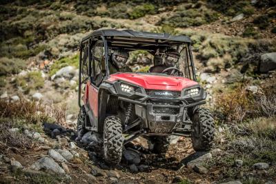 2016.honda.pioneer1000-5deluxe.red.front.riding.over-rocks.jpg