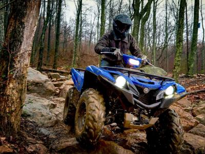 2016.yamaha.grizzly4x4eps.blue.front.riding.over-rocks.jpg