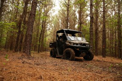 2017.can-am.defender-dps-hd5.camo.front-right.riding.in-woods.jpg