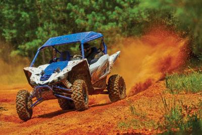2017.yamaha.yxz1000r-ss.white-and-blue.front-left.riding.on-dirt.jpg