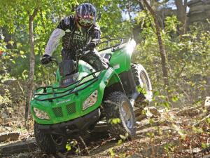 2012.arctic-cat.350.green_.front_.riding.in-woods.jpg
