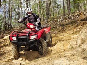 2012.honda_.fourtrax-foreman.red_.front_.riding.down-hill.jpg