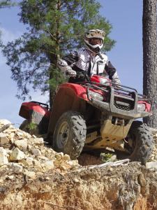 2012.honda_.fourtrax-foreman.red_.front_.riding.over-hill.jpg