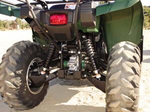 2012.yahama.grizzly700fi.close-up.rear-suspension.jpg