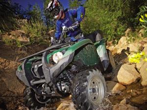 2012.yahama.grizzly700fi.green_.front-left.riding.over-rocks.jpg