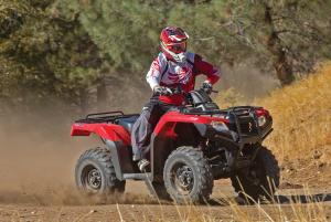 2015.honda-fourtrax-rancher4x4.red.front-right.riding.on-dirt.jpg