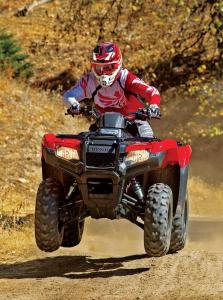 2015.honda-fourtrax-rancher4x4.red.front.riding.on-trail.jpg