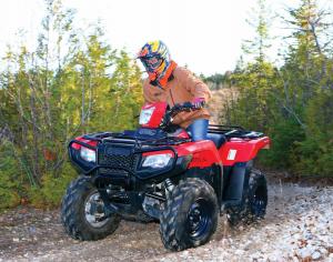 2015.honda.fourtrax-foreman-rubicon.red.front-left.riding.on-trail.jpg