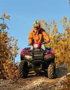 2015.honda_.fourtrax-foreman-rubicon.red_.front_.riding.on-path.jpg