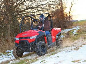 2015.kymco.uxv450i.red.front-left.riding.on-snow.jpg