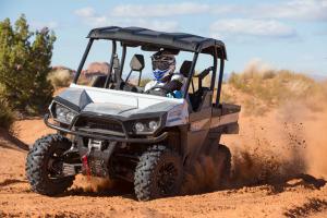2016.bad-boy-buggy.stampede900-4x4.silver.front_.riding.on-sand.jpg