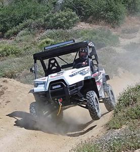 2016.odes.dominator800.white.front.riding.on-path.jpg