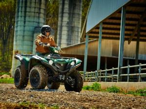 2016.yamaha.grizzly4x4.green_.front-right.riding.at-farm_0.jpg
