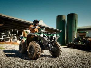 2016.yamaha.grizzly4x4.green_.front-right.riding.on-farm_0.jpg