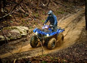 2016.yamaha.grizzly4x4eps.blue_.front-left.riding.on-muddy-trail.jpg