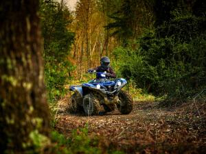 2016.yamaha.grizzly4x4eps.blue_.front-right.riding.in-woods.jpg