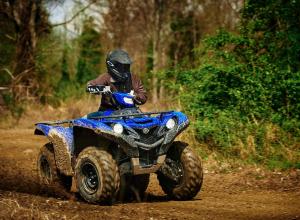 2016.yamaha.grizzly4x4eps.blue_.front-right.riding.on-dirt.jpg