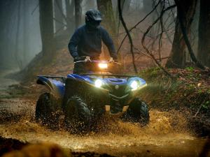 2016.yamaha.grizzly4x4eps.blue_.front-right.riding.through-puddle.jpg