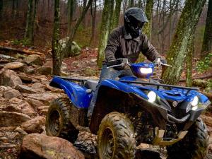 2016.yamaha.grizzly4x4eps.blue_.front-right.riding.up-rocks.jpg