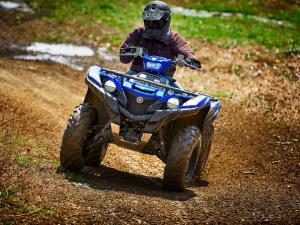 2016.yamaha.grizzly4x4eps.blue_.front_.riding.on-dirt-path.jpg