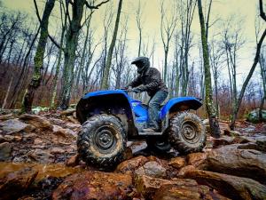2016.yamaha.grizzly4x4eps.blue.left.riding.over-rocks.jpg