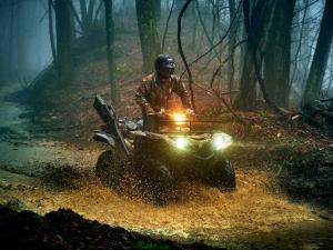 2016.yamaha.grizzly4x4eps.camo_.front-right.riding.through-mud.jpg