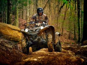 2016.yamaha.grizzly4x4eps.camo.front.riding.up-hill.jpg