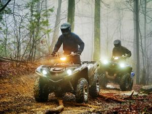 2016.yamaha.grizzly4x4eps.silver.front-left.riding.through-woods.jpg