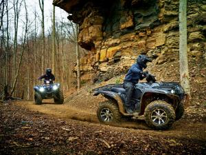 2016.yamaha.grizzly4x4eps.silver.right_.riding.on-trail.jpg