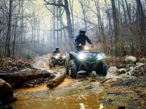 2016.yamaha.grizzly4x4eps.silver.right_.riding.through-puddle.jpg