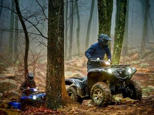 2016.yamaha.grizzly4x4eps.silver.right_.riding.through-woods.jpg