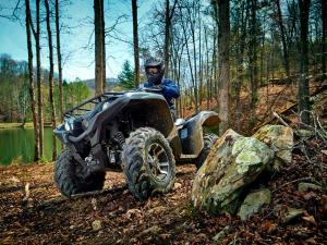 2016.yamaha.grizzly4x4le.silver.front-left.close_.riding.in-woods.jpg
