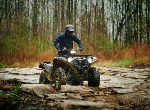 2016.yamaha.grizzly4x4le.silver.front-left.riding.on-rocks.jpg