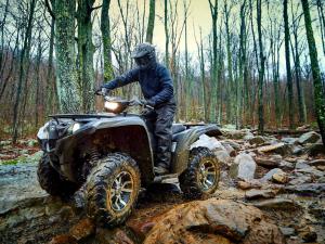 2016.yamaha.grizzly4x4le.silver.front-left.riding.over-rocks.jpg