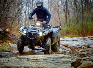 2016.yamaha.grizzly4x4le.silver.front-left.riding.through-water.jpg