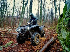 2016.yamaha.grizzly4x4le.silver.front-left.riding.through-woods.jpg