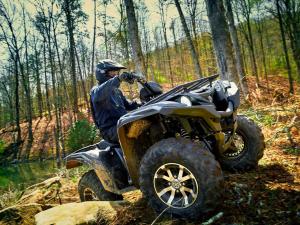 2016.yamaha.grizzly4x4le.silver.front-right.close_.riding.in-woods.jpg
