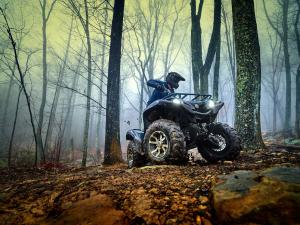 2016.yamaha.grizzly4x4le.silver.front-right.riding.in-woods.jpg