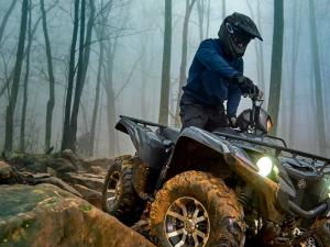 2016.yamaha.grizzly4x4le.silver.front-right.riding.over-rocks.jpg