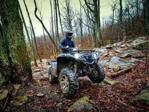 2016.yamaha.grizzly4x4le.silver.front-rightt.riding.over-rocks.jpg
