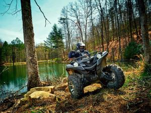 2016.yamaha.grizzly4x4le.silver.front_.riding.by-lake.jpg