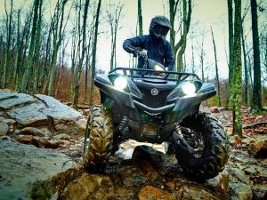 2016.yamaha.grizzly4x4le.silver.front_.riding.over-rocks.jpg
